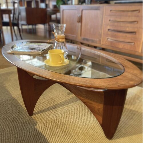 まるで芸術作品！G-Plan Oval Coffee Table